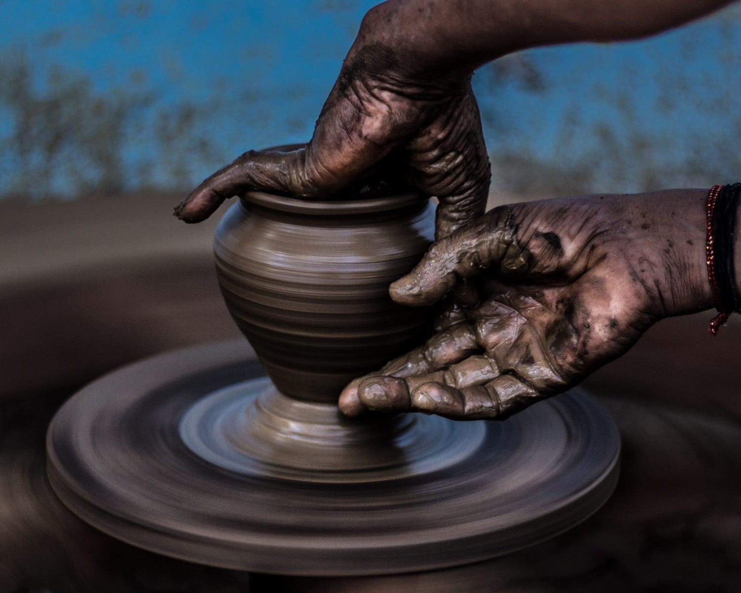 Kuinka kirjoittaa taiteilijan ansioluettelo: mallipohjat ja esimerkit (2025)