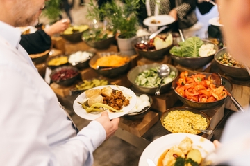 Esimerkki pitopalveluavustajan ansioluettelosta ja kirjoitusvinkkejä vuodelle 2025