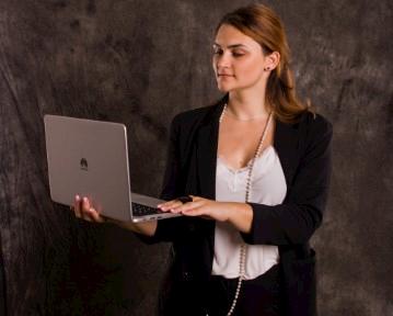 Pitäisikö syntymäaika laittaa ansioluetteloon?