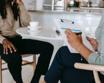 Toimitusjohtajan assistentin CV-esimerkki ja asiantuntijavinkkejä Isossa-Britanniassa