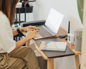 Kuinka kirjoittaa Illustrator-ansioluettelo (esimerkkejä vuodelle 2025)