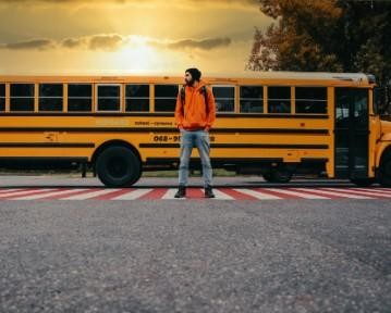 Kuinka kirjoittaa koulunsa päättäneen ansioluettelo (malli vuodelle 2025)