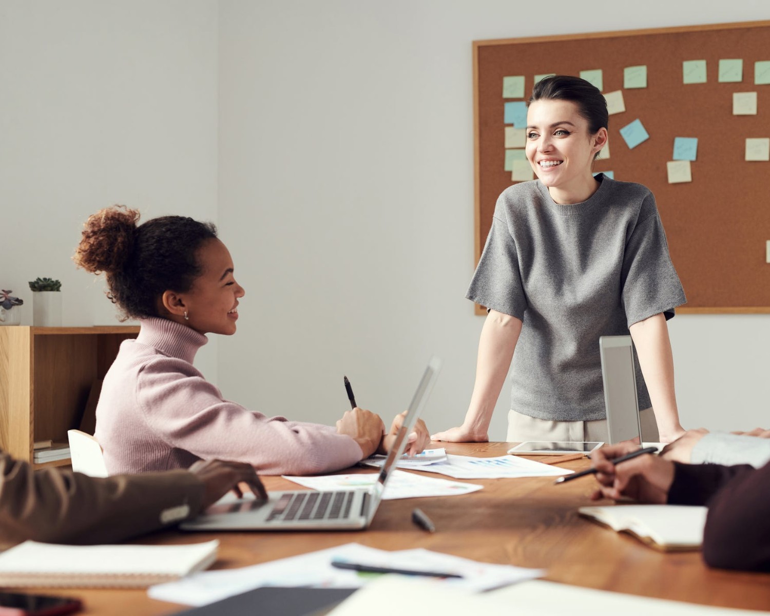 7 pehmeää taitoa, joista työnantajat pitävät vuonna 2025 (+50 esimerkkiä ansioluetteloon)