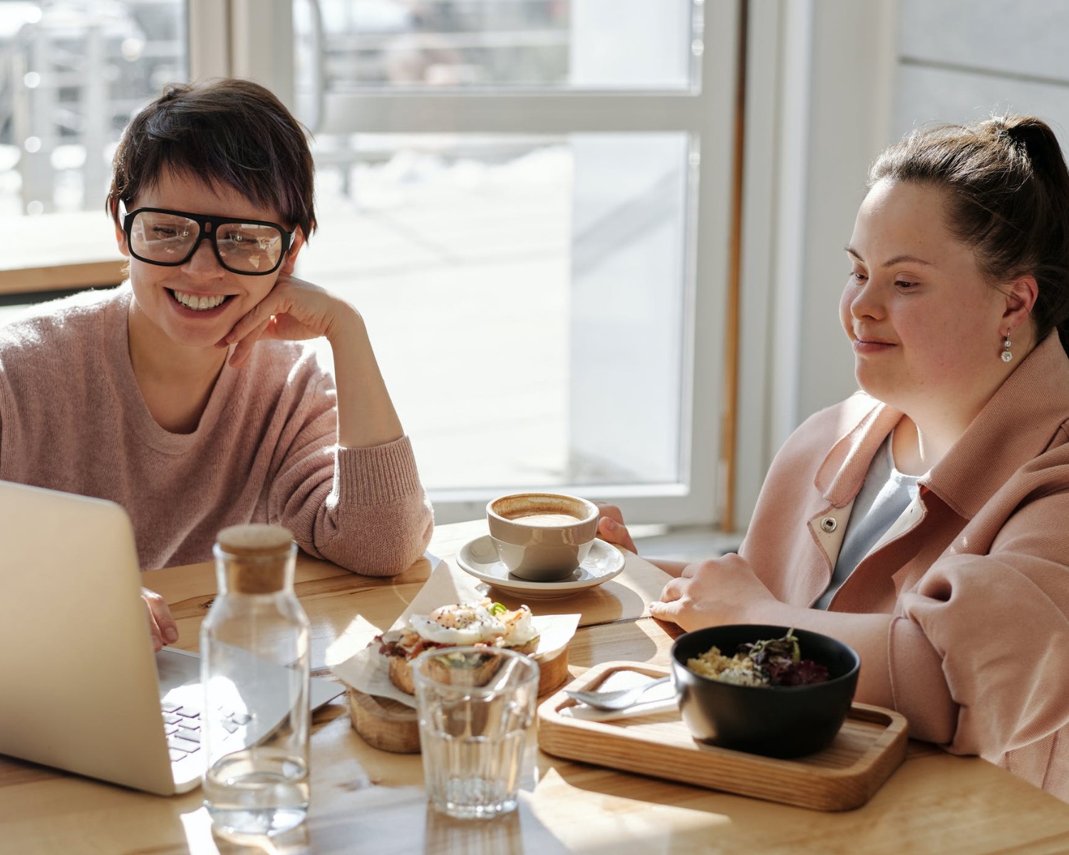 Tukityöntekijän CV-esimerkki ja opas vuodelle 2025